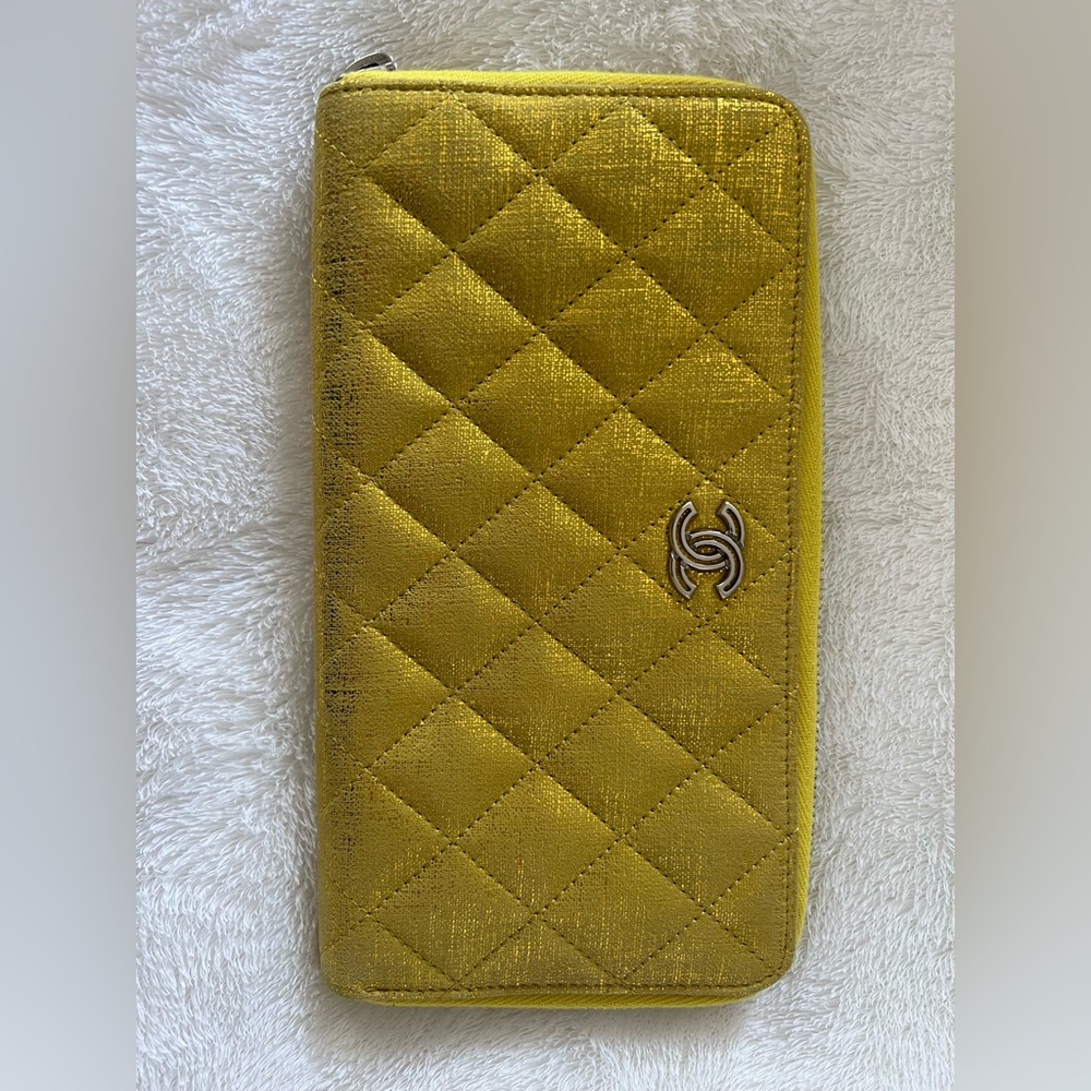 Chanel neon wallet. Never used. Without tags.